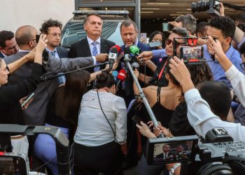 Bolsonaro vai à PF, mas não presta depoimento