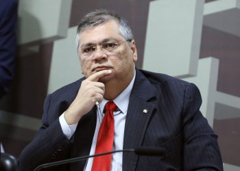 Dino não comparece à comissão da Câmara e quer ser ouvido em plenário