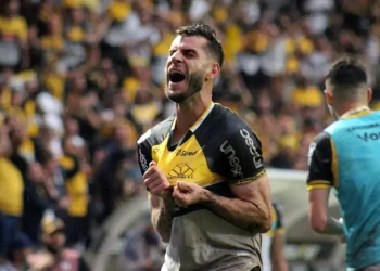 Criciúma vence e retorna à série A do Brasileirão