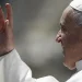 Papa Francisco apresenta leve melhora no estado de saúde, diz Vaticano
