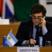 Milei tenta minimizar crise gerada por apoio à criação de criptomoeda