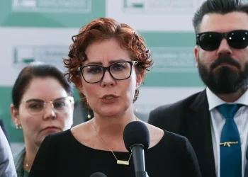 Moraes nega suspensão de processo contra Carla Zambelli