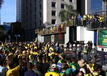 Ato em SP reúne apoiadores de Bolsonaro contra julgamento no STF