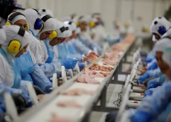 Indústria criou mais de 910 mil empregos em quatro anos, aponta IBGE