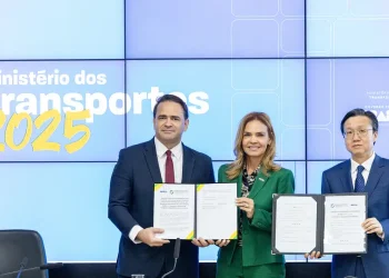Brasil e China assinam acordo para estudar ferrovia até o Peru