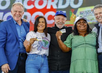 Lula anuncia R$ 3,7 bi para atingidos por lama da barragem em Mariana