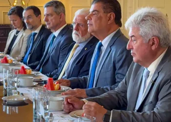 Comitiva de senadores diz que abriu diálogo com autoridades dos EUA