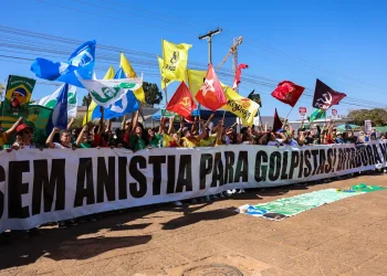 Manifestantes queimam bandeira dos EUA e boneco de Trump em embaixada