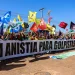 Manifestantes queimam bandeira dos EUA e boneco de Trump em embaixada