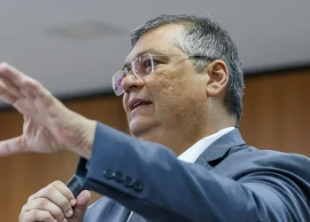 Dino dá 10 dias para Motta explicar trâmite do PL sobre adultização