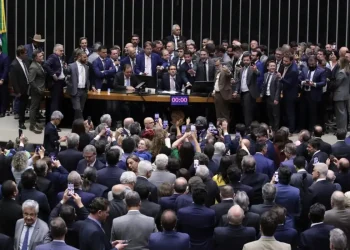 Após ocupação de Plenário, Hugo Motta abre sessão e pede respeito