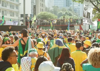 Ato em São Paulo pede anistia a Bolsonaro e exalta Trump
