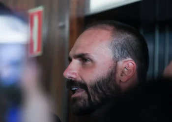 Eduardo Bolsonaro pede a Hugo Motta para exercer mandato dos EUA