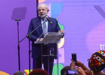 Lula abre conferência e sanciona ampliação da licença-maternidade