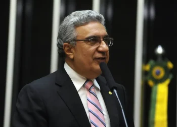 Laurez Moreira assume governo do Tocantins e exonera secretários