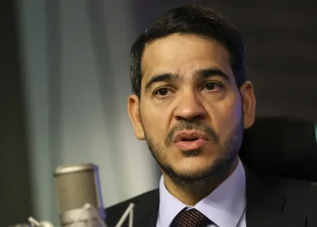 “Não vamos abrir mão da democracia”, diz Messias após visto revogado