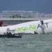 Avião de carga sai da pista em Hong Kong e mata dois funcionários