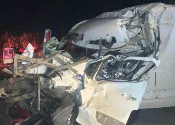 Motorista de ambulância morre em acidente com carreta no Norte do ES