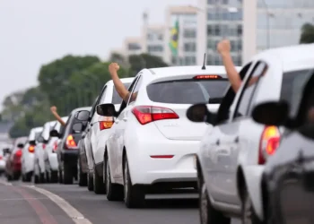 Motoristas de aplicativo caíram no “conto do vigário”, diz Sakamoto