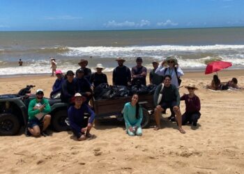 Mutirão recolhe cerca de 20 sacos de resíduos na praia de Itaúnas