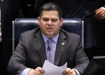 Alcolumbre cancela calendário para sabatina de Jorge Messias ao STF