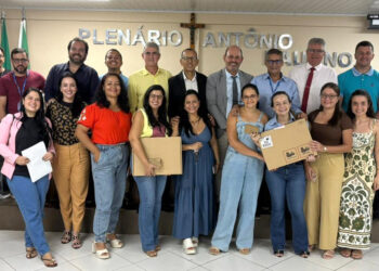 Câmara de Montanha entrega notebooks para modernizar trabalho de assessores e procuradores