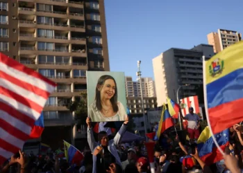 Descartada por Trump, Corina ataca Delcy e promete voltar à Venezuela