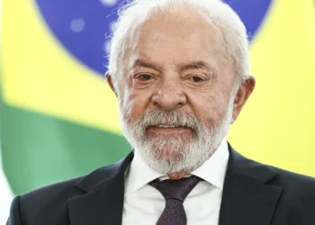 Antes de viagem ao Panamá, Lula conversa com presidente Mulino