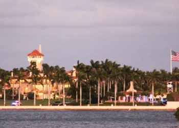 Homem armado que invadiu resort de Trump é morto por agentes