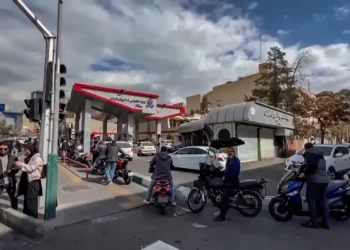 Ataque dos EUA e Israel provoca medo e pânico no Irã