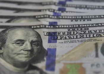 Dólar cai para o menor valor em 21 meses, e bolsa bate recorde