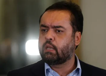 Cláudio Castro diz que sai do governo do Rio “de cabeça erguida”