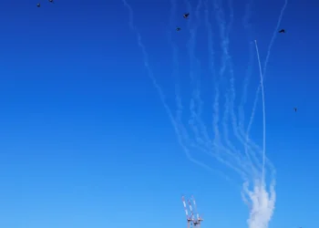 Irã dispara contra contra Israel e alvos em todo o Oriente Médio
