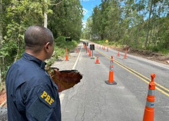 PRF alerta para cratera na BR-262, em Brejetuba