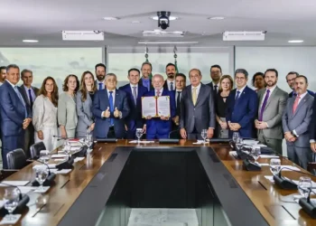 Lula sanciona Lei Antifacção e defende prisão de magnatas do crime