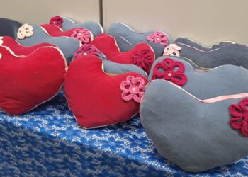 Unidade prisional confecciona almofadas de coração para apoiar mulheres em tratamento do câncer de mama na Afecc