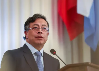 Petro diz que bombas na fronteira com Equador deixaram 27 corpos