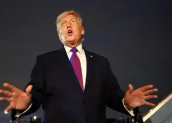 Trump amplia retórica bélica contra Irã e minimiza alta do petróleo