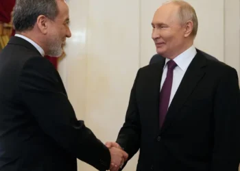 Em conversa com chanceler, Putin promete apoio ao Irã e diz querer paz