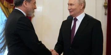 Em conversa com chanceler, Putin promete apoio ao Irã e diz querer paz