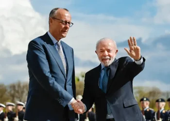 Lula chega à Alemanha para assinar parcerias comerciais e de inovação