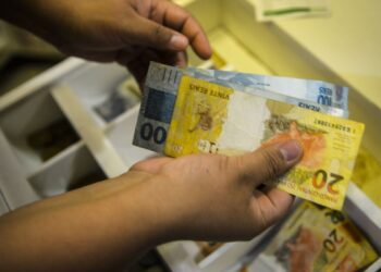 Governo propõe salário mínimo de R$ 1.717 em 2027