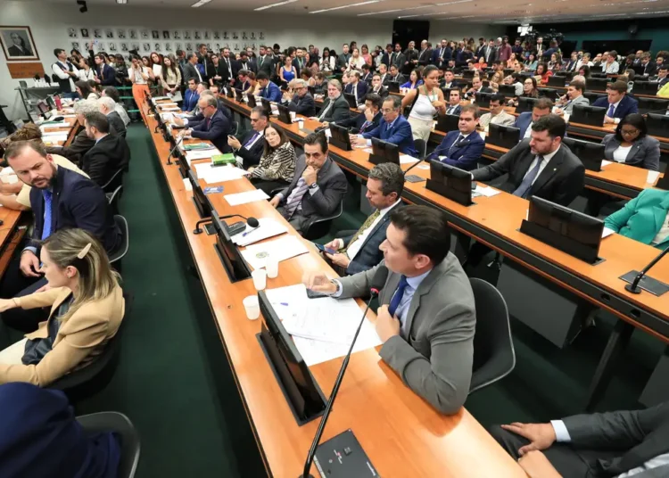 CCJ da Câmara retoma análise do fim da escala 6×1 nesta quarta