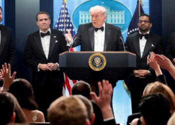 Atirador é detido após disparos em jantar de Trump com correspondentes em Washington