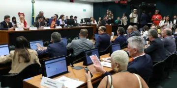 Oposição critica PEC do fim da escala 6×1 durante votação na Comissão