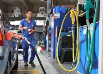 Governo propõe subvenção da gasolina em R$ 0,44 por litro