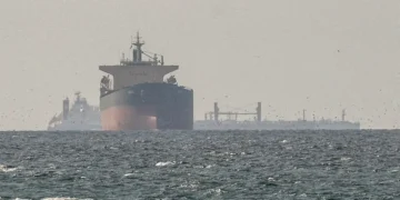 Irã nega passagem de navios dos EUA por Ormuz e petróleo dispara