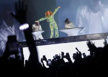Mais de 2 milhões de pessoas assistem ao show de Shakira em Copacabana