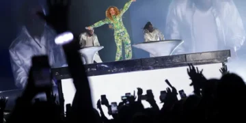 Mais de 2 milhões de pessoas assistem ao show de Shakira em Copacabana
