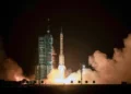 China envia astronauta para missão espacial de um ano